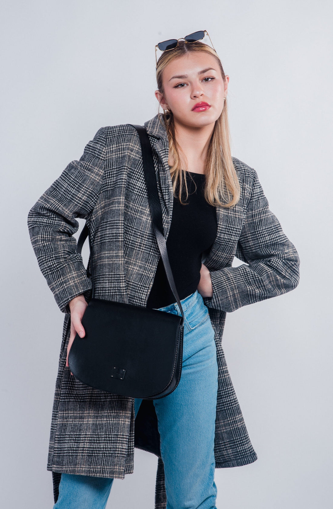 Woman carrying black Italian leather crossbody bag by EKOńeu