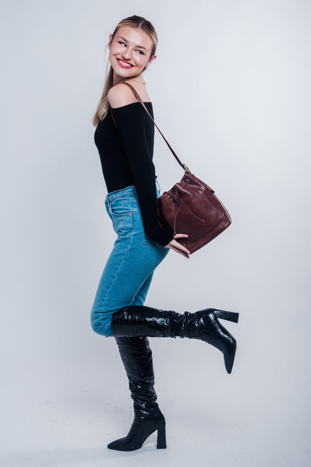 Febe leather bucket bag detail — drawstring and strap — EKOńeu